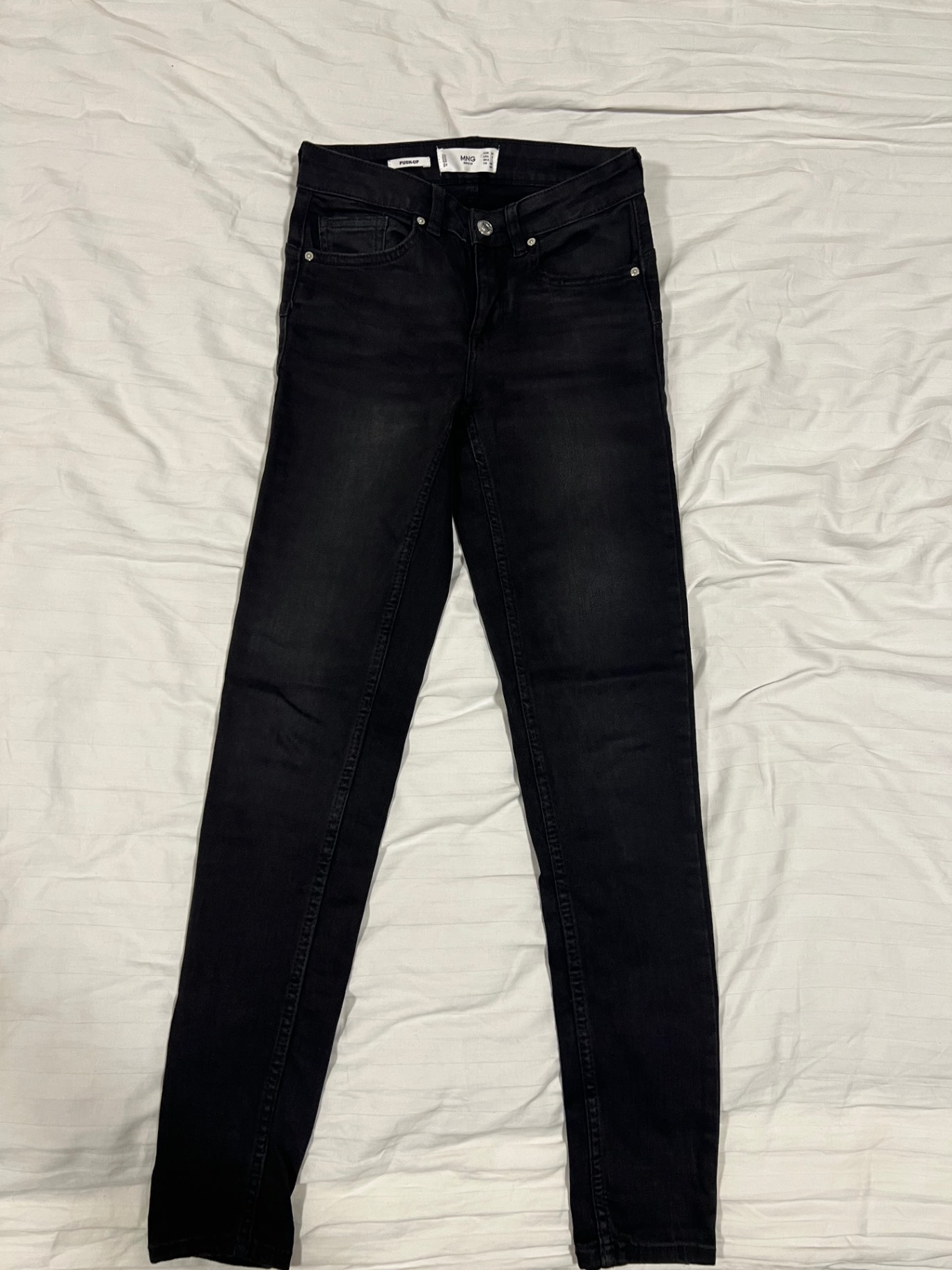 Nové čierne rifle Mango