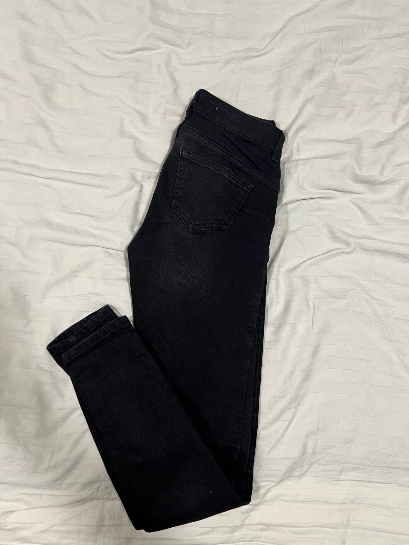 Nové čierne rifle Mango - Image 2